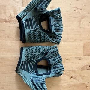 Women’s Hyrox Fingerless Workout Gloves in Green and Black